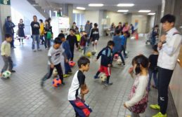 スポカルで１８０名の子供たちにサッカー体験を行いました